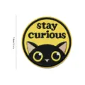 Parche bordado de gato negro lindo con texto stay curious, insignia de tela para mochila. - V01991-1 Parche Stay Curious Gato negro curioso (Tela amarilla)