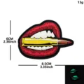 Parche táctico de PVC con labios rojos mordiendo una bala, fluorescente, de 8.5x6cm. - Labios Rojos Bala (Rojo Oscuro)