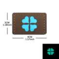 Parche táctico militar luminoso con un diseño de trébol de cuatro hojas para mochilas. - M00433-16 Trébol de cuatro hojas luminoso (base de barro azul)