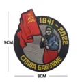 Parche bordado con bandera soviética insignia táctica moral mochila militar parche - Anciana con Bandera (V01327) / 8-9cm