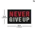 Parche táctico bordado con eslogan motivacional, insignia de mochila duradera para equipo. - Never Give Up (Negro/Rojo/Blanco)