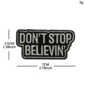 Parche bordado tactico insignia moral con texto motivacional para mochila y ropa - Don't Stop Believin' (Negro/Blanco)