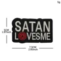 Parche moral táctico gótico con bordado Satan Loves Me y pentagrama rojo. - Satan Loves Me (Negro/Blanco)