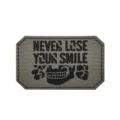 Taktisches Moral-Patch mit Spruch und Totenkopf-Motiv, Klettverschluss Aufnäher, grau. - M00422-4 Reflektierend Never Lose Your Smile (Grau-Schwarz)