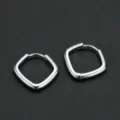 Minimalistische quadratische Ohrringe aus Sterlingsilber für Damen, geometrische Creolen. - Klein (14mm) / Weißgold