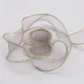 Cinta de organza transparente con borde dorado, ideal para envolver regalos y manualidades. - Gris Frío Borde Dorado