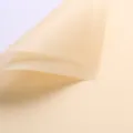 Papel de envoltorio floral mate de estilo coreano, material plastico impermeable para ramos, color miel. - 58x58cm / Champaña