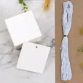 Etichette appese di carta quadrata bianca con dettagli in corda per piccoli articoli. - 100 Pcs + 10M Corda di Cotone Bianco / Bianco