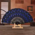 Vista macro detallada del bordado de lentejuelas de pavo real azul en un abanico español negro - Abanico bordado con lentejuelas azul real