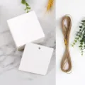 Etichette in carta bianca quadrata con spago di juta naturale per pacchi regalo e abbigliamento. - 100 Fogli + 20m Corda Juta / Bianco