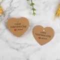 Primo piano dettagliato di etichette regalo in carta kraft a forma di cuore per San Valentino. - Confezione da 100 / Marrone