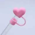 Nahaufnahme des rosa Herz Silikon Strohhalmabdeckung und transparenten Strohhalms. - 10mm Packung / Herz Rosa