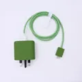 Grüne UK Ladekabel Schutzhülle und geflochtenes Kabel Detailansicht im minimalistischen Stil. - Matcha-Grün