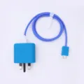 Blauer UK-Stecker Schutzhuelle und passendes Spiralkabel-Set fuer sicheren Gebrauch. - Himmelblau