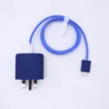 Detailansicht des blauen UK Stecker Ladekabels Schutzhülle und Spiral Kabelwickler Set. - Dunkelblau