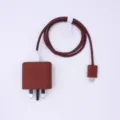 Rotbraune UK Stecker Silikon Schutzhülle und gewelltes Kabelaufroller Set, minimalistisch. - Braun