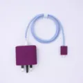 Nahaufnahme der lila UK Stecker Ladegerät Schutzhülle und blauen geflochtenen Kabelschutz. - Dunkellila