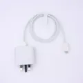 Detailansicht des weißen britischen 3-Pin-Wandladegerät-Adapters und geflochtenen Kabels. - Weiß