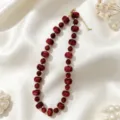 Exquisito collar de cuentas de acrílico rojo con espaciadores dorados estilo clavicular. - Burdeos