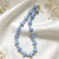 Blaue Acryl Perlen Halskette Detailansicht, elegante Goldperlen Abstaender und Schluesselbeinkette. - Blau