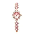 Primer plano de reloj de mujer en oro rosa con pedrería rosa y esfera de flores - Estilo de Pulsera Floral con Pedrería y Gema Rosa / Rosa