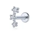 Vista dettagliata di piercing labret in argento S925 con tre zirconi e filettatura interna - Placcato Platino (Pezzo Singolo)