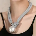 Nahaufnahme eines silbernen Mesh-Chokers mit einem großen Perlenknoten-Anhänger - Silber