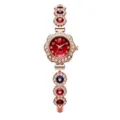 Vista detallada de un elegante reloj de cuarzo para mujer en oro rosa con esfera roja - Estilo de Pulsera Floral Color Rubí con Pedrería / Rojo