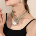 Eleganter goldener Netz-Choker, zweilagig mit einem großen weißen Perlenanhänger - Champagnergold