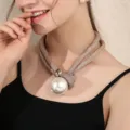 Zweilagiges Mesh-Choker-Halsband mit übergroßem Perlenanhänger in Champagner-Gold - Roségold