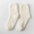 Paar weiche reinweiße Korallenvlies Socken für Damen für winterliche Innenwärme - Einheitsgröße / Weiß