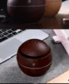 Vue détaillée d'un humidificateur en forme de champignon avec grain de bois foncé - Style Champignon / Modèle à brancher / Brun Foncé
