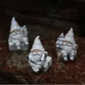 Set de figurines en résine de lutins de Noël blanc et argent, jolies décors de table. - Ornement Père Noël