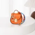 Mini bolso de silla de montar naranja llavero con herrajes dorados y bufanda. - Naranja