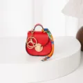 Mini llavero de bolso de silla de montar en cuero rojo con pañuelo colorido y herrajes dorados. - Rojo