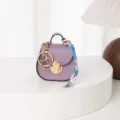Mini bolso de silla de montar llavero monedero, piel morada con pañuelo de seda elegante. - Lavanda