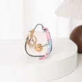 Mini llavero bolso de silla blanco, monedero lindo con cinta rosa y herrajes dorados. - Blanco