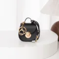 Mini bolso de silla de montar de cuero negro llavero monedero con herrajes dorados. - Negro