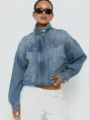 Gedetailleerd overzicht van het vintage gewassen denim jasje met stijlvolle opstaande kraag. - S / Blauw