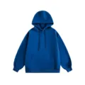 Klassieke blauwe hoodie met verstelbare trekkoorden en voorzak voor dagelijks comfortabel gebruik. - Donkerblauw