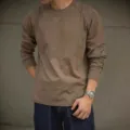 Close-up detail of the brown cotton raglan long-sleeve t-shirt with classic neckline. - S / Tops / Coffee