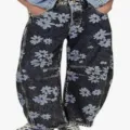 Vue détaillée du jean ample pour femme avec un élégant motif de marguerites bleues. - S / Noir