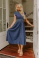 Vue détaillée de la robe midi en jean vintage français avec taille cintrée et zip frontal. - S / Bleu foncé