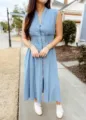 Robe midi en denim sans manches avec zip frontal et taille cintrée style estival. - S / Bleu clair