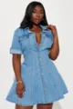 Robe courte en denim décontractée avec col à revers, boutons et manches courtes pour femmes. - S / Robes / Bleu clair