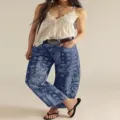 Gros plan sur le motif cachemire unique et les coutures de ce pantalon en denim décontracté. - S / Bas / Paisley Bleu