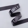 Ruban satin noir 2.5cm avec lettres, idéal pour les bouquets de fleurs et cadeaux. - Gris Premium