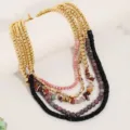 Primo piano della collana multistrato con perline dorate e pietre naturali vintage - Stile X-1377 / Rosa