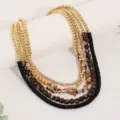 Primo piano di collana retrò multistrato con perline dorate e dettagli in pietra naturale. - Stile X-1377 / Marrone