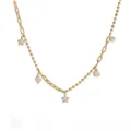 Detailopname van een vergulde stalen ketting met ster- en kristallen bedeltjes. - Ster & Geometrische Ruit Ketting / Goud
